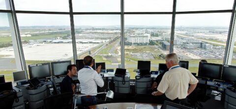 Grève de contrôleurs aériens : Annulations massives de vols à Paris-Orly et Brest